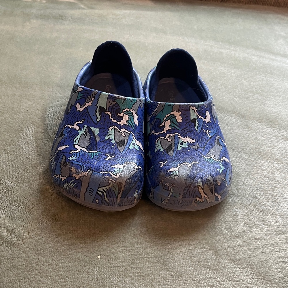 Kids Slip-On Clog Shoes in Blue Shark Pattern size 7t